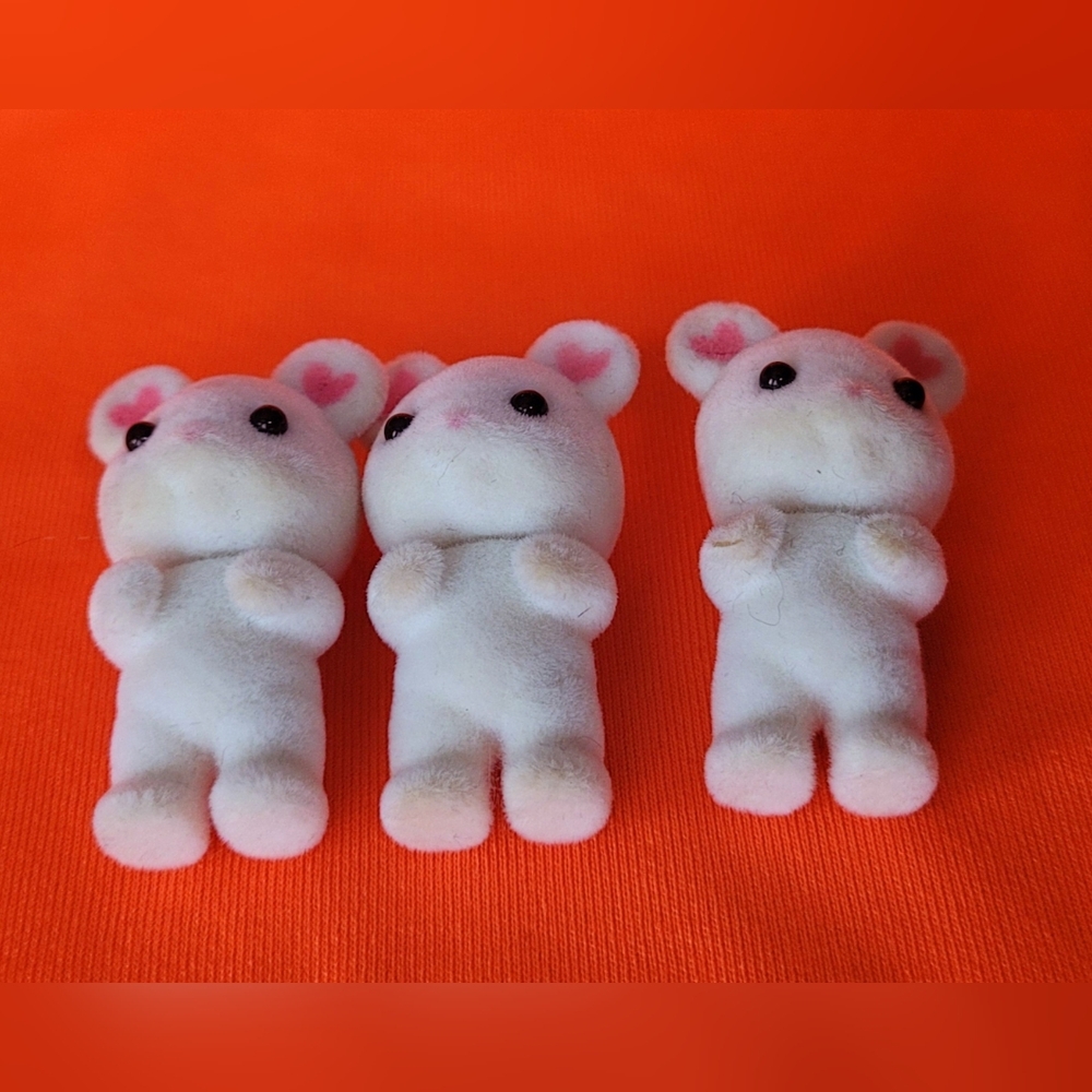 CALICO CRITTERS / Sylvanian Families Marshmallow Mouse Triplets Figures - Picture 2 of 3